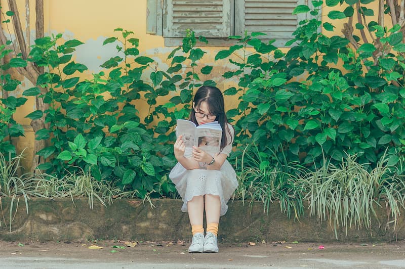 Menina lendo um livro