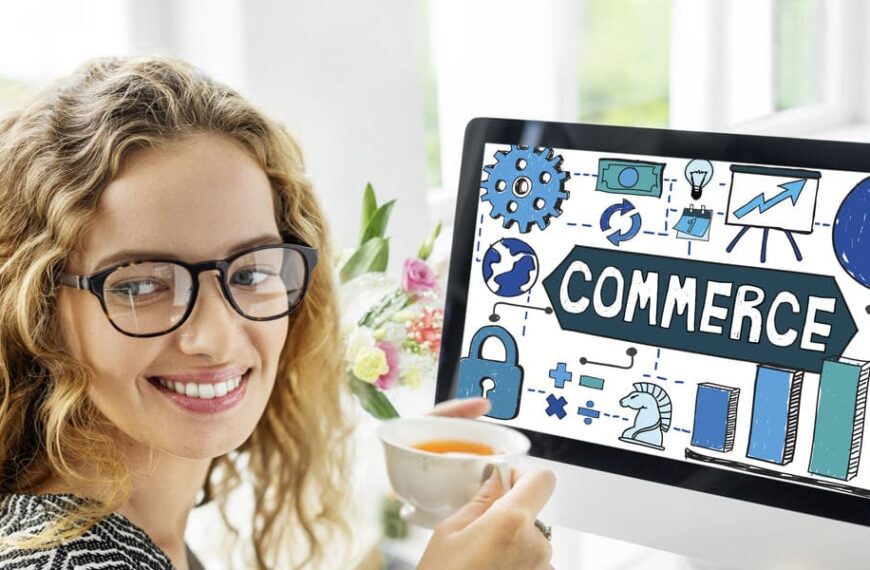 Mulher em frete a um quadro com dizeres de ecommerce pensando em micronichos rentáveis para atuar online